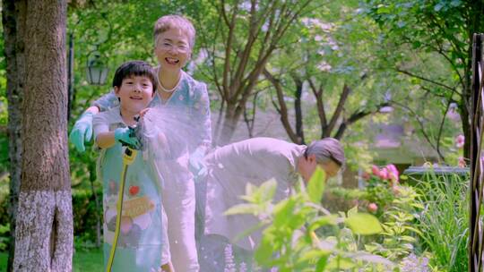 祖孙三人在院子里浇水