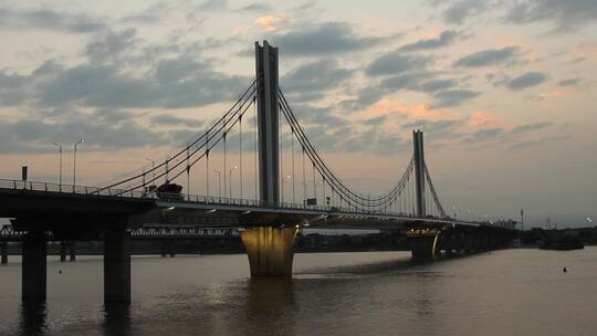 中国南昌桥梁，日落时的景观