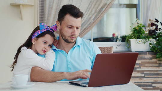 女儿看父亲使用电脑