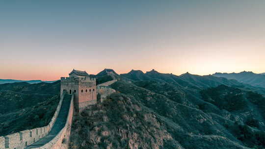 夕阳下的长城远景