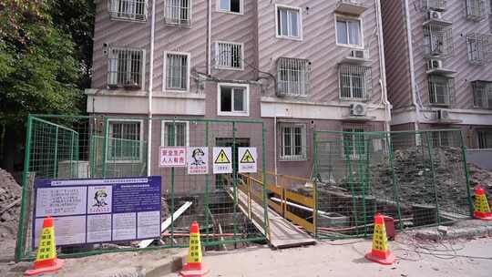 加装电梯居民小区施工建设好的居民楼电梯视频素材模板下载