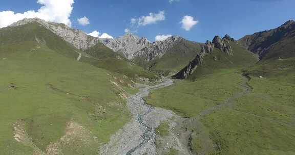 青海互助龙王山山峰草原云朵航拍视频