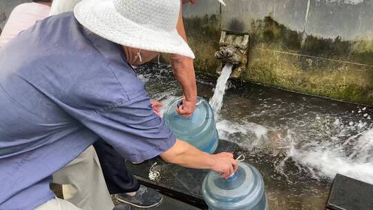 济南章丘眼明泉，泉水取水点