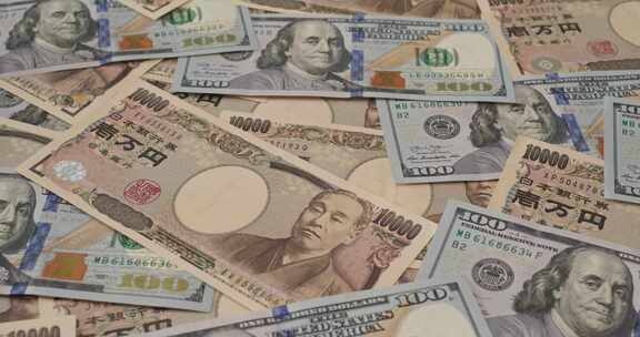 一叠美元和日元钞票