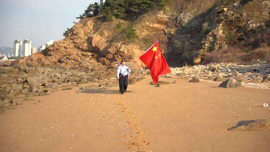 国庆节威海警察高举五星红旗巡查海岸