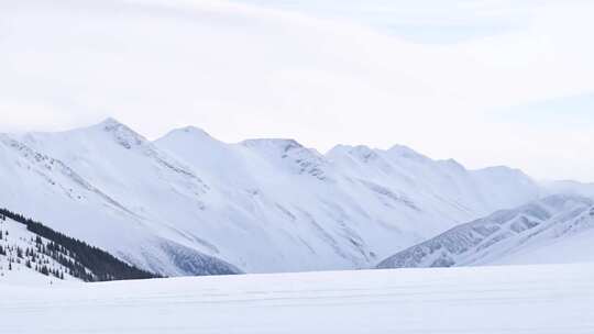 雪山远景风光