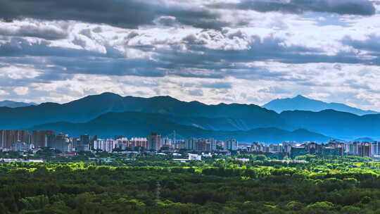 蓝天白云绿色城市清新空气