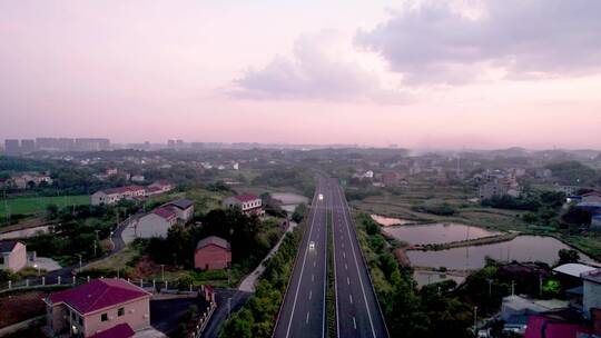 黄昏时候的高速公路经过乡村