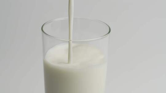 牛奶倒在玻璃杯里