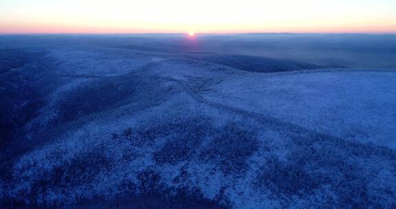 航拍大兴安岭雪色山岭日出