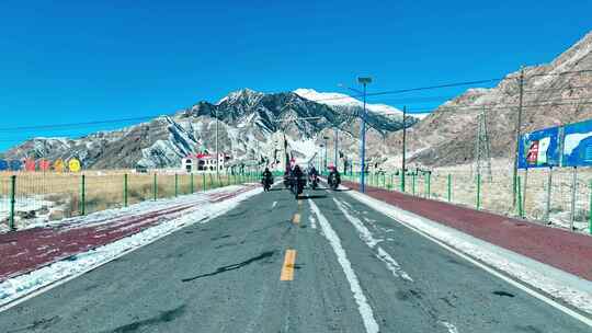 摩托车手在旷野公路上骑行的画面