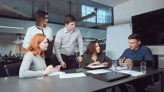 【合集】商务办公开会讨论合作