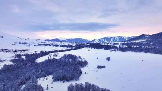 航拍新疆雪山风光