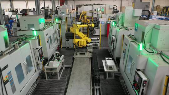 工厂里工作的黄色机器人
