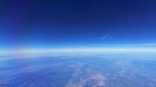 飞机窗外的云层陆地山脉