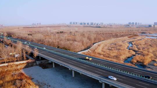 航拍冬季结冰的冰面和公路上行驶的汽车