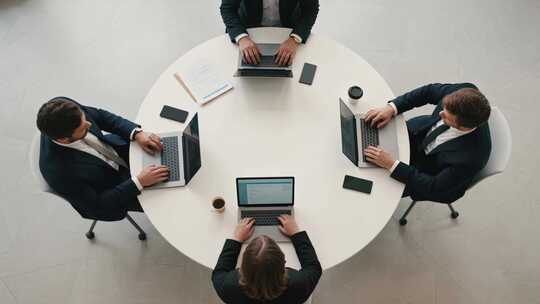 商务团队会议讨论企业办公场景视频
