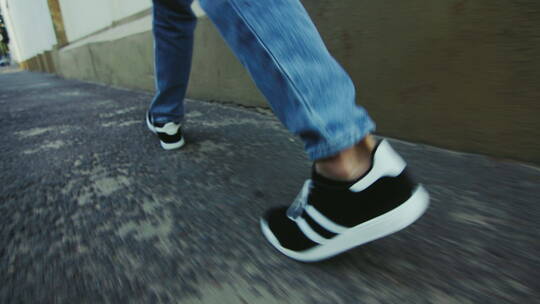 街上走路的男人腿的特写镜头