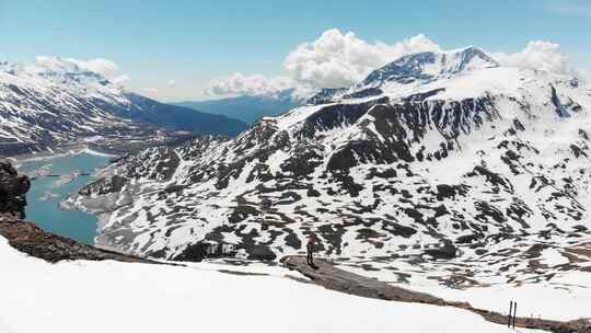 空中：山顶徒步旅行者，滑雪旅游登山雪山，阿尔卑斯山全景