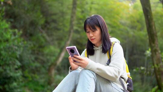 年轻活力青春女孩户外郊游踏青公园使用手机