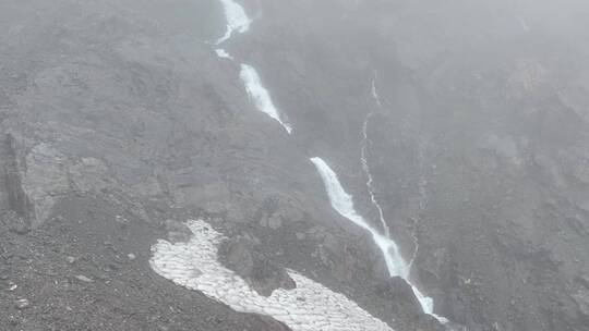 雨崩村冰湖瀑布