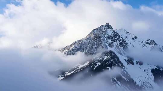 雪山云雾环绕自然风光