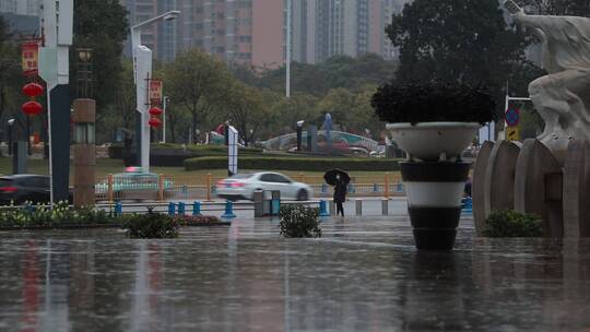 雨中的城市路口