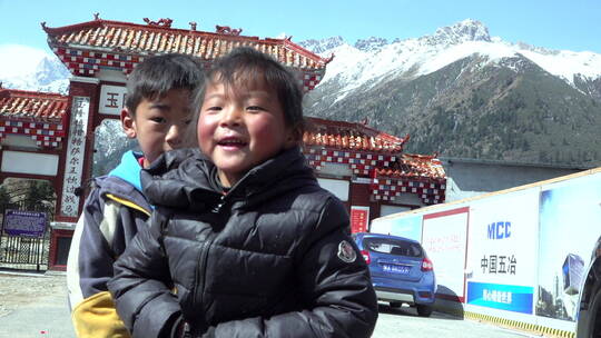 藏区小孩热情洋溢欢声笑语视频素材模板下载