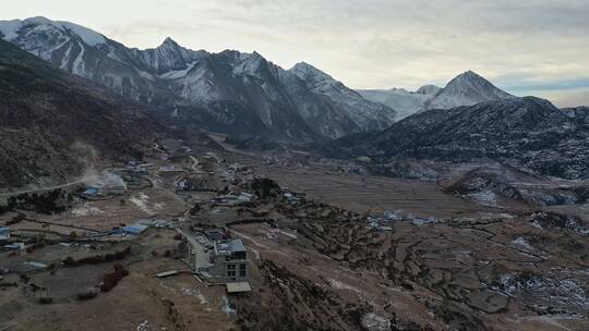 西藏来古冰川下的村庄航拍