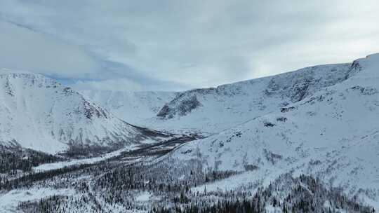 白雪覆盖的山脉的无人机镜头