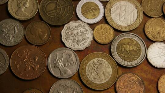 桌上的各种国际硬币