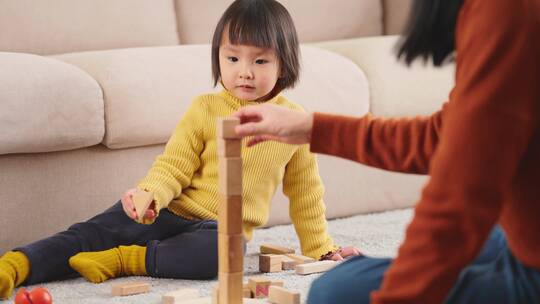 亲子互动小女孩家里和妈妈玩游戏搭积木