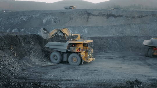 挖掘机开采煤炭视频素材模板下载