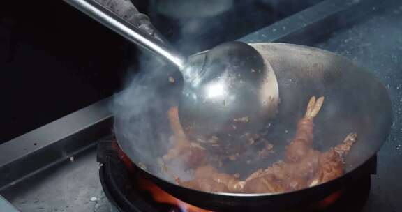 厨师用锅铲翻炒食物的烹饪过程