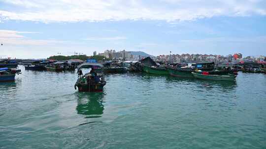 中国海南三亚陵水摆渡渔船