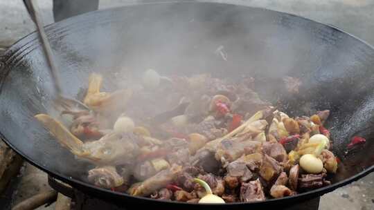 在农村生火烹饪鸭肉视频素材模板下载