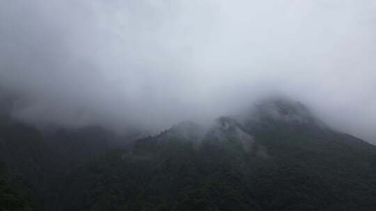 云雾缭绕四川九峰山、巍峨大山