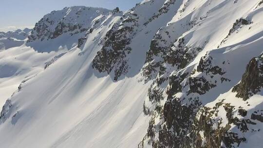 飞过布满岩石的雪山