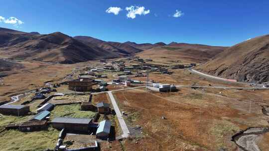 航拍川西高原村庄公路草原