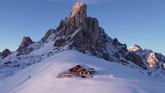 冬天的Ra Gusela落基山塔，雪中的偏远山区小屋，空中