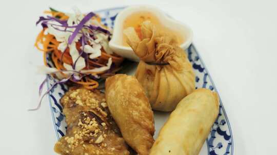 桌子上的传统泰国美食