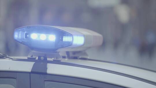 警车车顶上闪烁的警示灯视频素材模板下载
