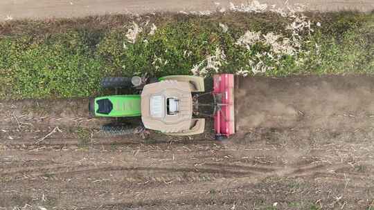 拖拉机在农田间工作视频素材模板下载