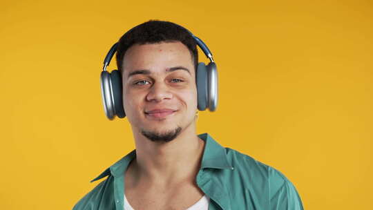 潮人积极的人听音乐享受耳机黄色工作室