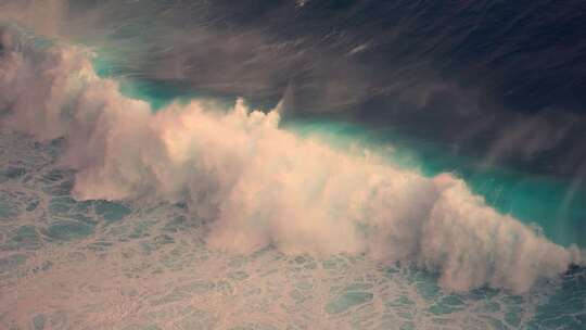 日落间海浪浪花奔腾波涛汹涌