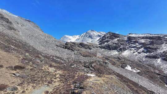 四川阿坝航拍攀登岷山山脉四根香峰的登山者