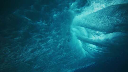 海底拍摄海浪袭来