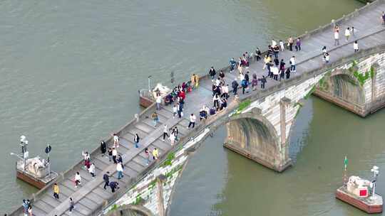 杭州市拱墅区拱宸桥风景区行人游客游玩航拍视频素材模板下载