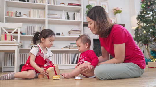 一位母亲和她的两个孩子正在客厅里玩耍