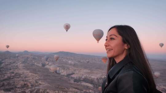 气球飞行背景前的女人